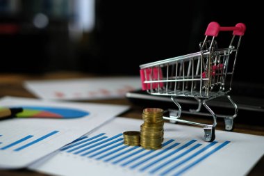 Adım / para yığınları arabası ve dizüstü dizüstü bilgisayar ile bir