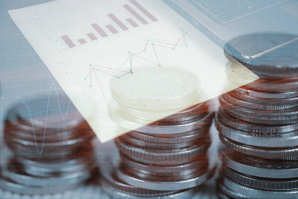 Двойная экспозиция стопки монет и ноутбука
 