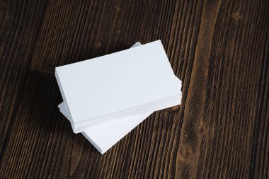 Boş kartvizit kopyalama yeri olan ahşap çalışma masa üzerinde