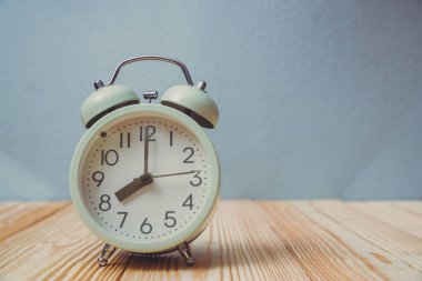 Ahşap masa, zaman kavramı Retro vintage çalar saat.