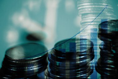 Çift pozlama sikke yığını ve çalar saat ile şehir backgrou