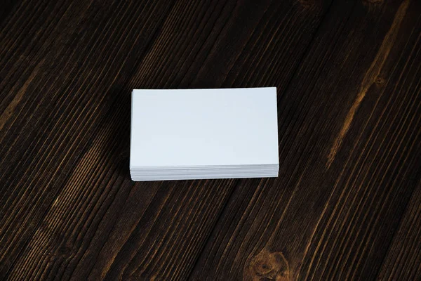 Tarjetas de visita en blanco en mesa de trabajo de madera con espacio de copia para — Foto de Stock