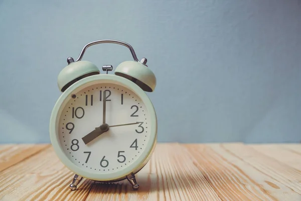 Relógio de alarme vintage retro na mesa de madeira, conceito de tempo . — Fotografia de Stock