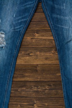 Kaba kara tahta günü yıpranmış kot pantolon ya da kot denim koleksiyonu