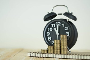 Adımları sikke yığını vintage çalar saat ve kalem, Not Defteri ile 