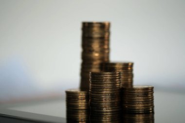 Adım para yığınları ve mali grafik tablet bilgisayarınızla / b