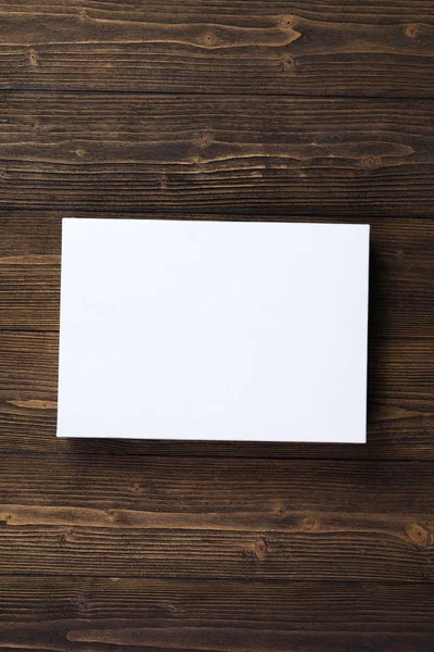 空的白色礼品盒或托盘在黑暗的木桌上进行模拟 — 图库照片