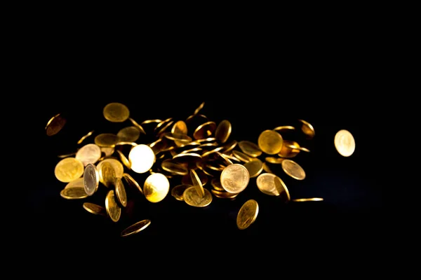Падение золотых монет на темном фоне, бизнес-концепция . — стоковое фото