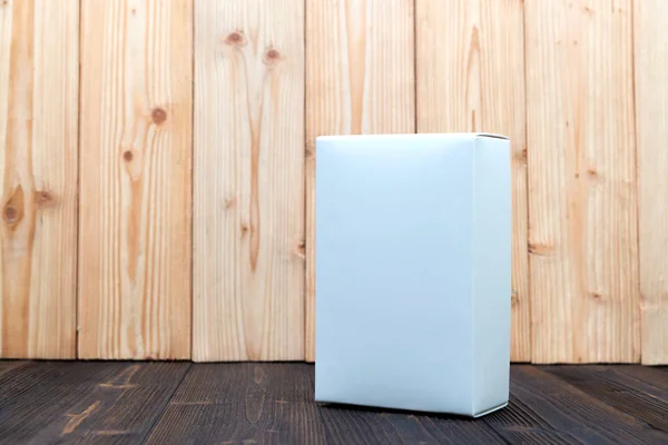 Pacchetto vuoto scatola o vassoio di cartone bianco su sfondo di legno , — Foto Stock