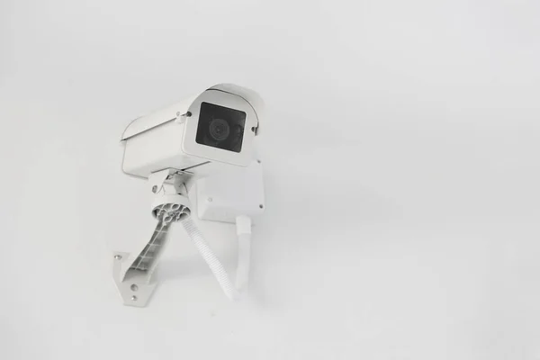 Câmera de segurança CCTV instalada na parede do edifício, operando i — Fotografia de Stock