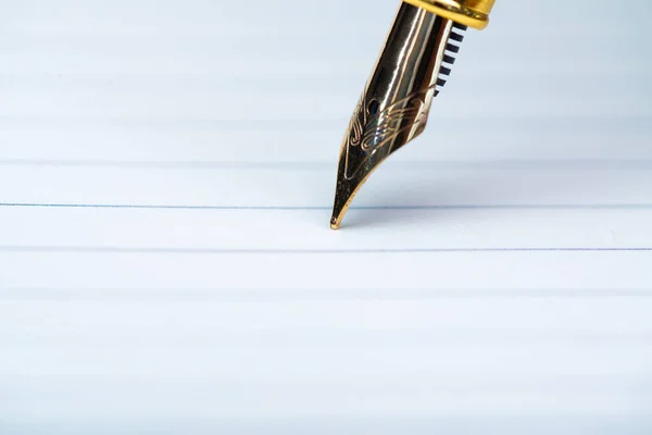 Cierre de pluma estilográfica o pluma de tinta con papel de cuaderno en madera — Foto de Stock