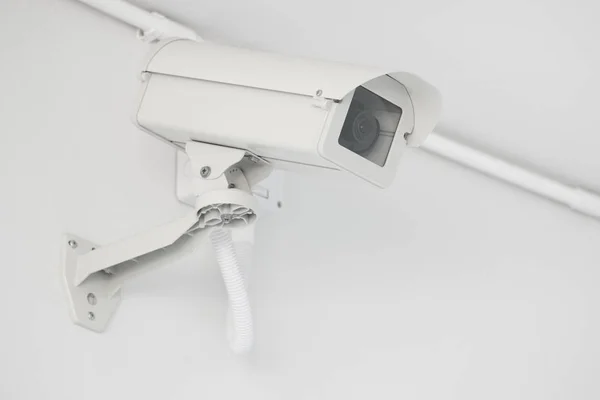 Câmera de segurança CCTV instalada na parede do edifício, operando i — Fotografia de Stock