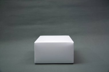 Boş paket beyaz karton kutu veya gri b ürün için tepsi