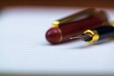 Dolma kalem veya tükenmez kalem defter kağıt üzerinde woode ile yakın çekim