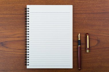 Dolma kalem veya tükenmez kalem defter Kağıt ahşap ta çalışma ile