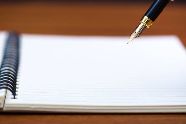 Dolma kalem veya tükenmez kalem defter kağıt üzerinde woode ile yakın çekim