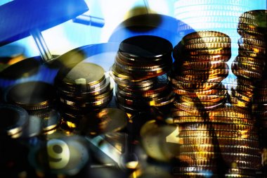 Çift pozlama sikke yığını ve çalar saat ile şehir backgrou