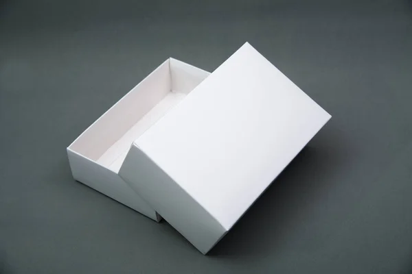 Emballage vide boîte ou plateau en carton blanc pour produit sur fond gris b — Photo