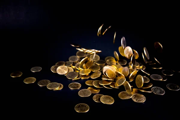 Falling gold coins money in dark background, business concept. — Stock Photo, Image