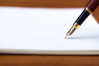 Dolma kalem veya tükenmez kalem defter kağıt üzerinde woode ile yakın çekim