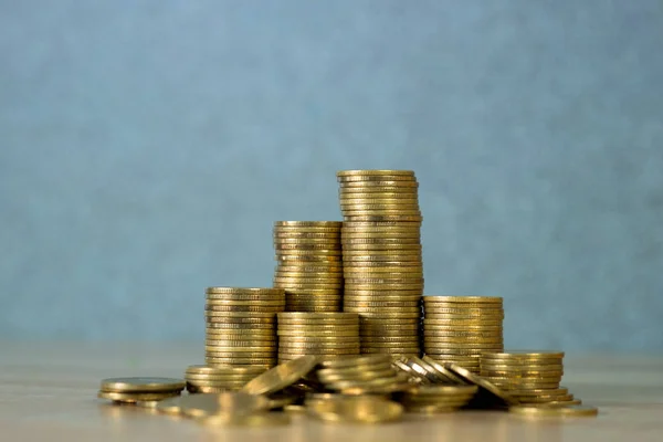 Columnas de monedas de oro, pilas de monedas en la mesa de trabajo, negocios — Foto de Stock