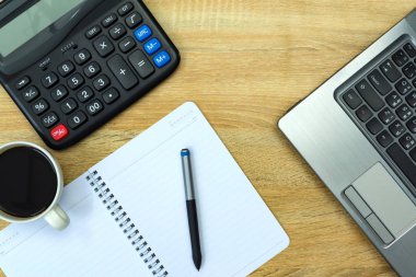 Dizüstü bilgisayar ya da dizüstü bilgisayar, hesap makinesi ve kahve wor üzerinde