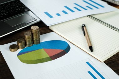 Adım para yığınları ile dizüstü dizüstü bilgisayar ve mali /