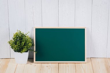 Ahşap çerçeve ve küçük dekoratif tre boş yeşil chalkborad