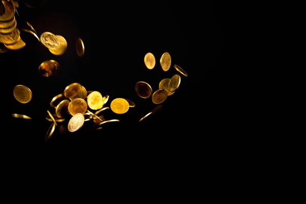 Падение золотых монет на темном фоне, бизнес-концепция . — стоковое фото