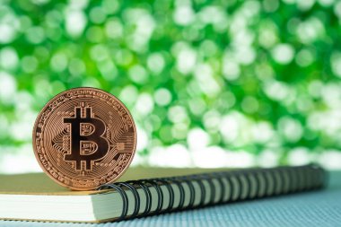 Bitcoin dijital para, bit-sikke yeşil üzerinde bokeh backg bulanık.
