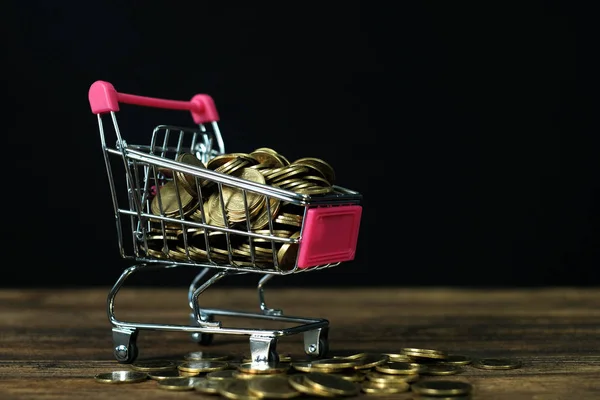 Carrinho de compras ou carrinho de supermercado com notebook laptop na wor — Fotografia de Stock