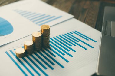 Adım para yığınları ile dizüstü dizüstü bilgisayar ve mali /