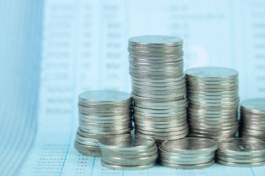 Adım para yığınının ahşap çalışırdı üzerinde hesap cüzdanı veya hesap kitapla