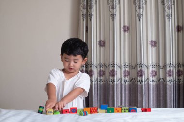 3 yaşında küçük şirin Asyalı çocuk oyun oyuncak ya da kare blok puzzl