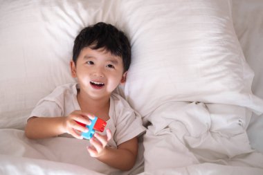 3 yıl eski sevimli Asya ufaklık evde yatakta, çocuk yalan 