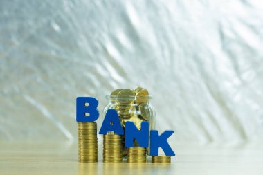 Banka metin tablo kaydetme ve Finans kavram fikir bankacılık, cam kavanoz bozuk para para ile.