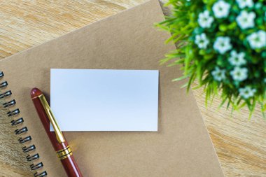 Boş kartvizit veya adı kartıyla metin adı adresi eklemek için alan ve çalışma tablosu, mali şirket kavramı fikir defter Organizatör ile logo. Üstten Görünüm.