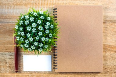 Boş kartvizit veya adı kartıyla metin adı adresi eklemek için alan ve çalışma tablosu, mali şirket kavramı fikir defter Organizatör ile logo. Üstten Görünüm.