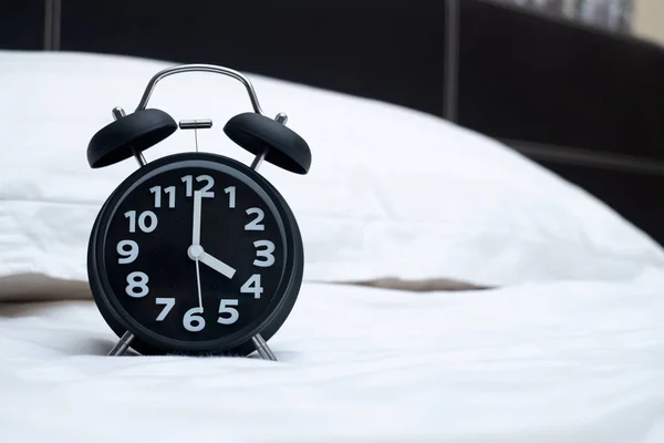 Vintage Wecker Auf Dem Bett Schlafzimmer Hause Aufwachen Oder Bettzeit — Stockfoto