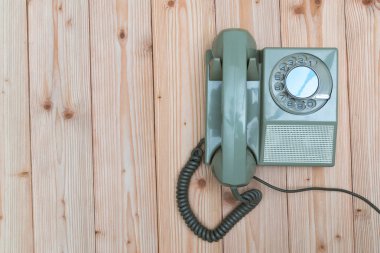 Retro döner telefon kablosu üzerinde ahşap masa, ahşap backgrou ile