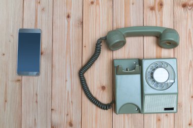 Retro döner telefon veya vintage telefon kablosu ve yeni hücre ile 