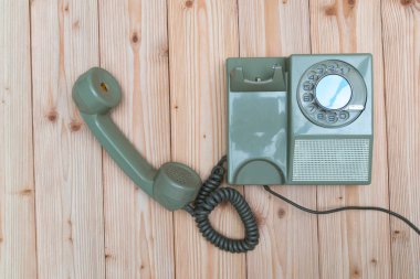 Retro döner telefon kablosu üzerinde ahşap masa, ahşap backgrou ile