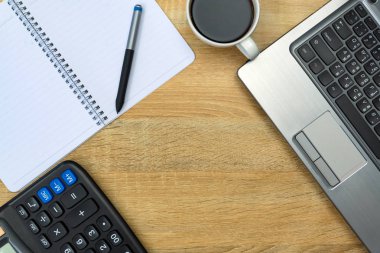 Dizüstü bilgisayar ya da dizüstü bilgisayar, hesap makinesi ve kahve wor üzerinde