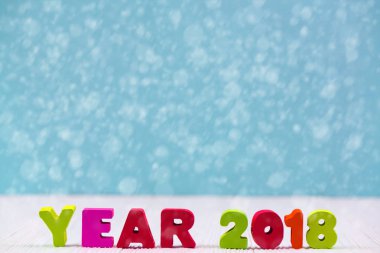 Yıl 2018 renkli ahşap metin Christm ile beyaz ahşap masa