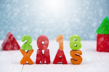 Xmas 2018 renkli ahşap metin Christm ile beyaz ahşap masa