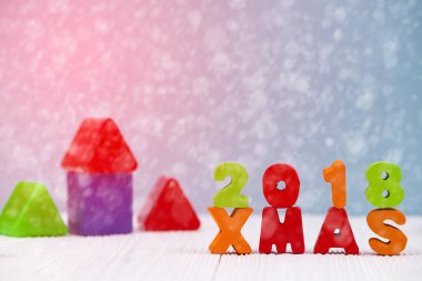 Xmas 2018 renkli ahşap metin Christm ile beyaz ahşap masa