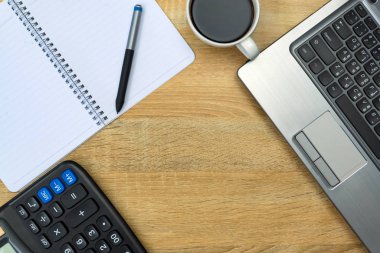 Dizüstü bilgisayar ya da dizüstü bilgisayar, hesap makinesi ve kahve wor üzerinde