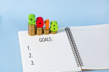 2018 ahşap metin ve sikke yığını adım ile defter kağıt üzerinde 