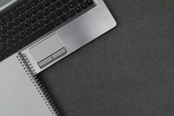 Ноутбук или ноутбук и примечание на рабочем столе с копией — стоковое фото