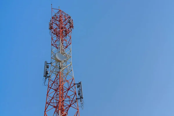 Mobilní telefon komunikační anténa věž s satelitní anténu na — Stock fotografie